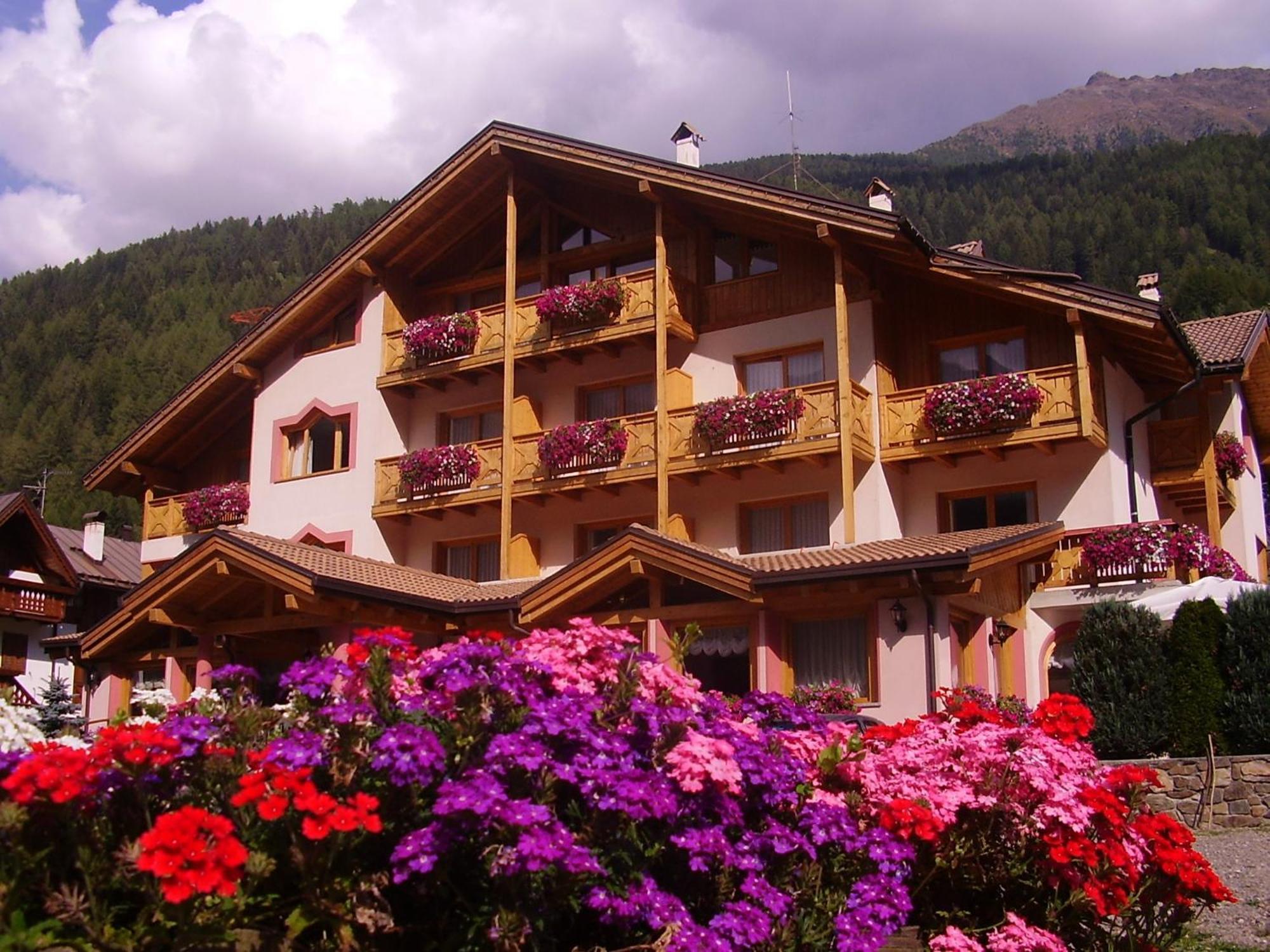Active Hotel Gran Zebru' Cogolo Exterior photo
